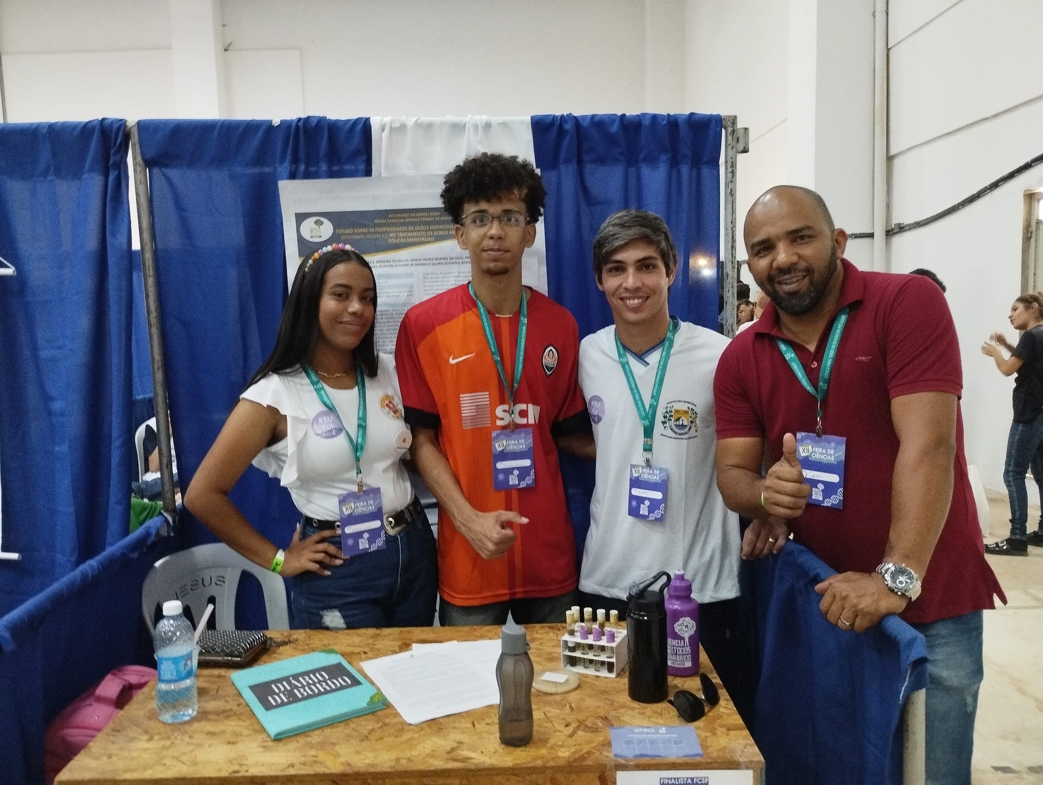 Estudantes apresentando projetos na SICB
